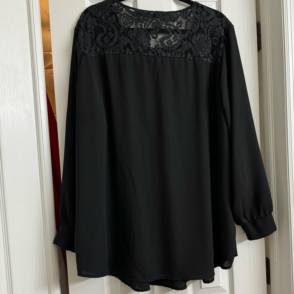 Stunning Black Blouse! Legging friendly!